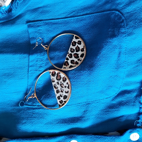 UMGEE BEAUTIFUL BLOUSE/TOP NWT  with matching earrings if wanted. Never worn - Picture 6 of 6